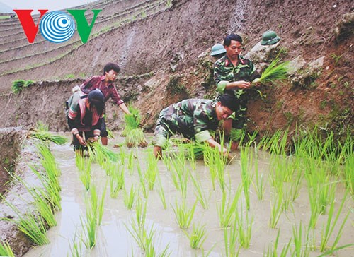 Bộ đội Biên phòng Đắc Lắc xây dựng thế trận lòng dân nơi biên giới. (13/02/2016)